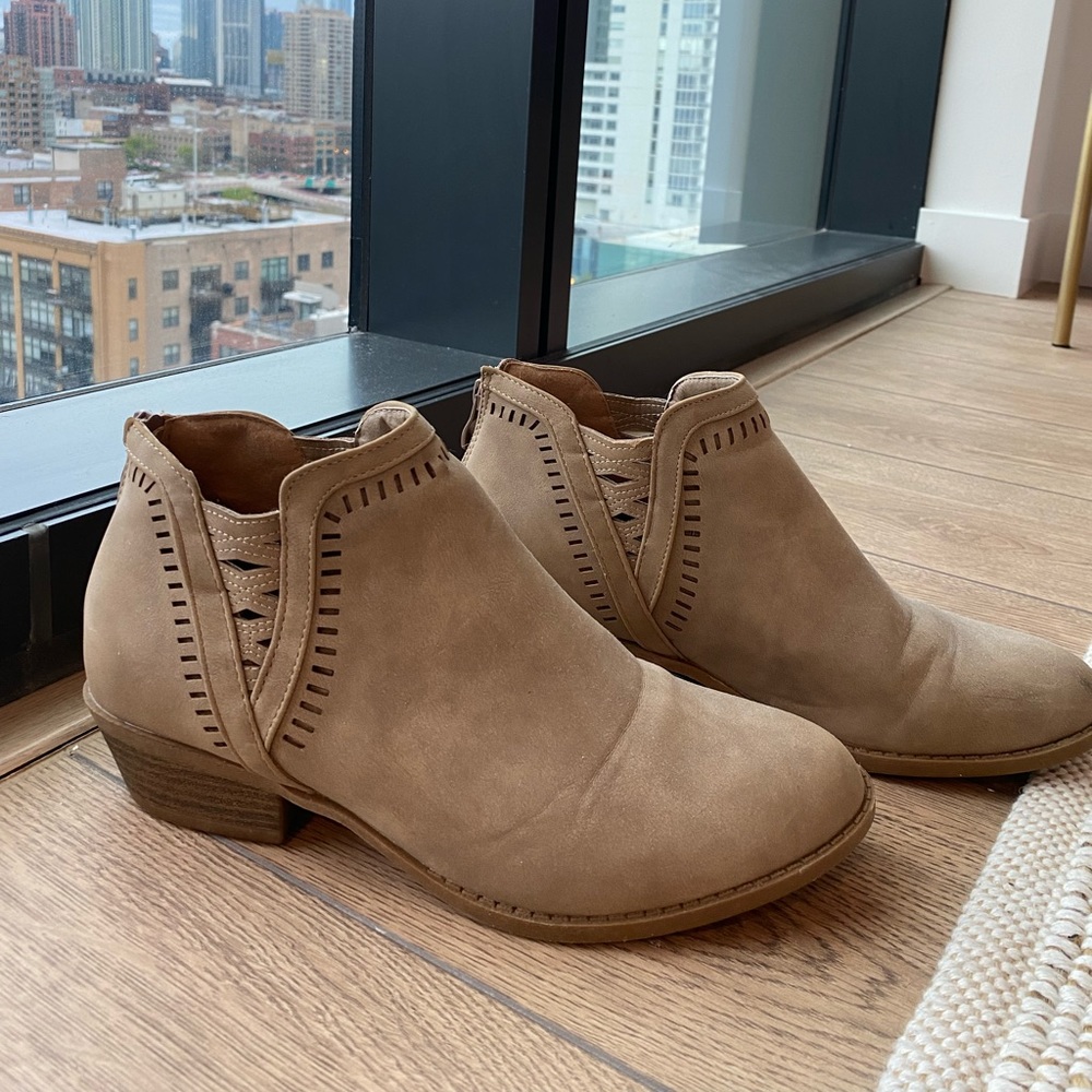 Size 8 1/2 Women’s neutral ankle bootie